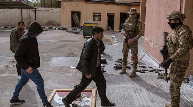 Esadın askerleri böyle teslim oluyor