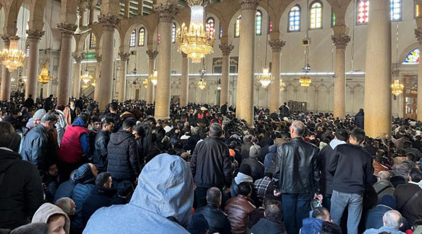 Emevi Camiinde cuma namazı yoğunluğu