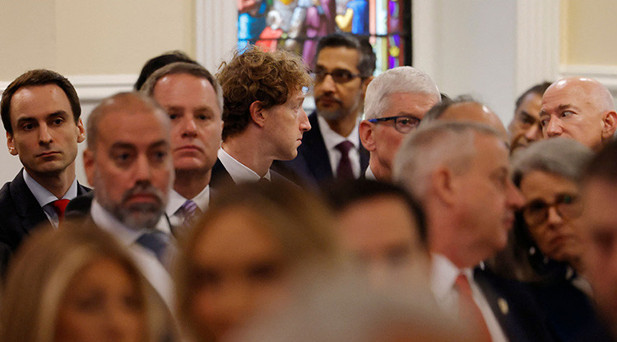 Boris Johnson, Jeff Bezos ve Zuckerberg Kilisede