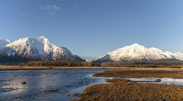 Trump, Alaskada petrol ve doğal gaz arama çalışmalarının önünü açacak kararnameleri imzaladı