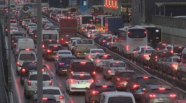 İSTANBULDA TRAFİK YOĞUNLUĞU AKŞAM SAATLERİNDE YÜZDE 80E ULAŞTI