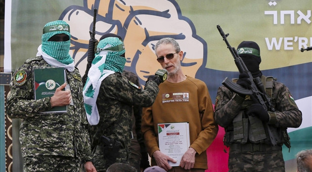 Gazzeden serbest bırakılan 3 İsrailli esir, Kassam Tugaylarına teşekkür etti