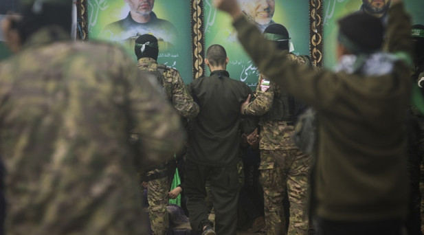 Hamas, 1 esiri daha Kızılhaça teslim etti