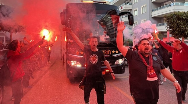 G.SARAY TARAFTARLARI, TAKIMI STADA UĞURLADI