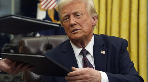 Trump hem heyet gönderdi hem de tehdit etti