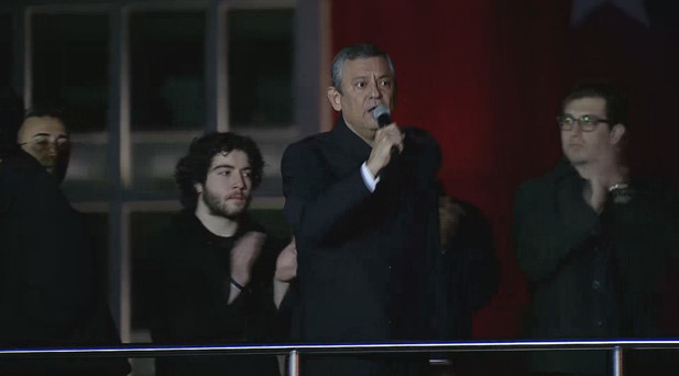 ÖZEL, İBB BİNASI ÖNÜNDE KONUŞTU