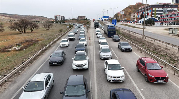 43 İLİN GEÇİŞ GÜZERGAHINDA YOĞUNLUK