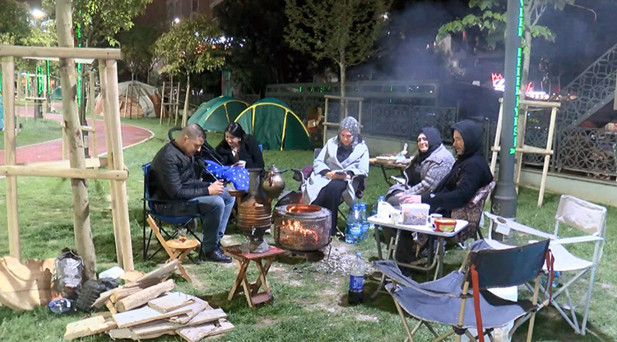 ÇADIRLARDA DEPREM NÖBETİ: DEPREM OLABİLİR DİYE KORKUYORUM
