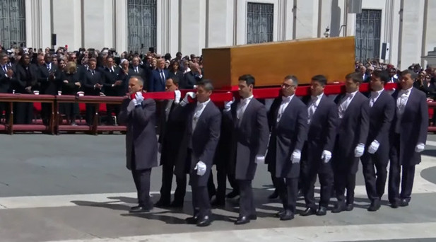 Papa Francisin tabutu, defnedilmek üzere taşınıyor