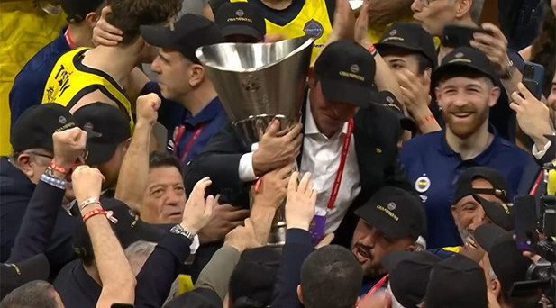FENERBAHÇE BAŞKANI ALİ KOÇ KUPAYLA OMUZLARDA