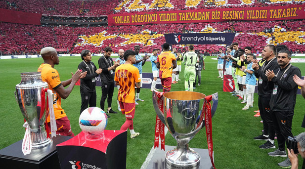 Galatasaray 25. şampiyonluğunu evinde kutladı Fernando Muslera taraftara Türkçe seslendi