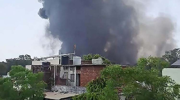 Doktorların kaldığı pansiyona düştü