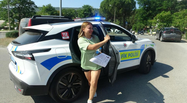 Trafik polisleri öğrencileri sınav merkezine götürdü