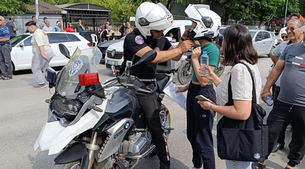 Kimliğini düşüren gencin imdadına yunus polisleri yetişti