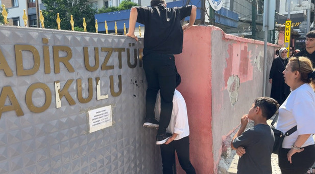 Sınava geç kalan aday demir kapıdan atlamaya çalıştı