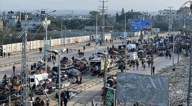 İsrailin saldırılarından kaçan Filistinlilerin kuzeyden güneye göçü devam ediyor