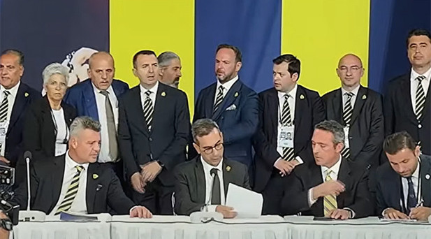 ALİ KOÇ, SARANI TEBRİK ETTİ BİRLİKTE KÜRSÜYE ÇIKTILAR