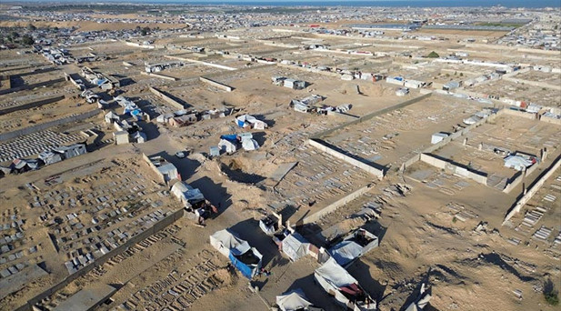 Evleri yıkılan Filistinliler mezarlıkta kurdukları çadırlarda barınıyor