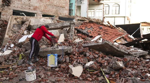 SINDIRGIDA ENKAZ KALDIRMA ÇALIŞMALARI BAŞLADI