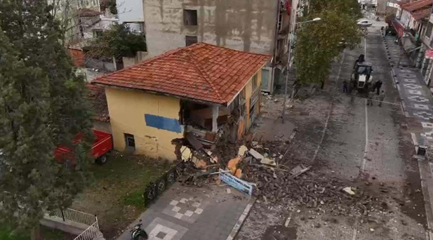 6 KATLI BİNA ÇÖKTÜ, BİR BİNA DA BOŞALTILDI