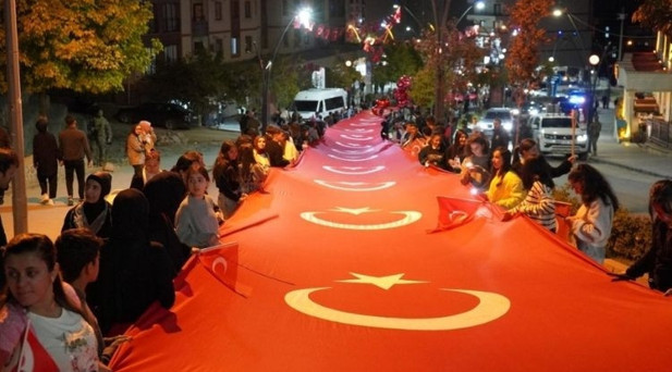 ŞIRNAK’TA 102 METRELİK TÜRK BAYRAĞIYLA YÜRÜYÜŞ