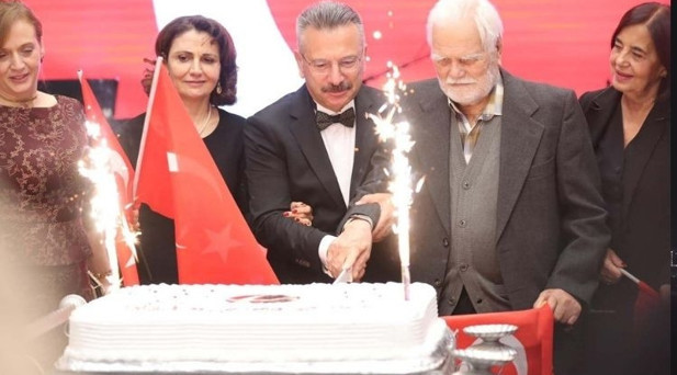 CUMHURİYET PASTASINI 102 YAŞINDAKİ ALİ SEZER KESTİ