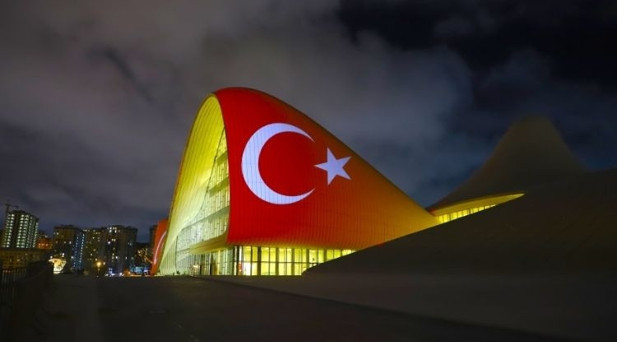 BAKÜ’NÜN SİMGE YAPILARI TÜRK BAYRAĞININ RENKLERİYLE AYDINLATILDI