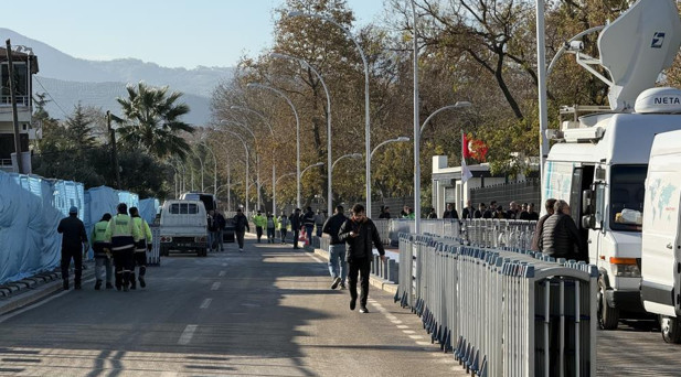 İZNİK PAPAYI BEKLİYOR