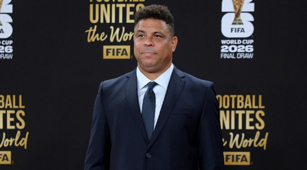 TÖRENDE YILDIZLAR GEÇİDİ