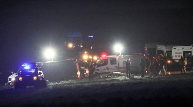 VALİ ŞAHİN DÜŞEN UÇAĞIN  ENKAZINDA İNCELEMELERDE BULUNDU