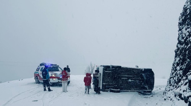 KAR YAĞIŞI NEDENİYLE MİNİBÜS DEVRİLDİ: 6 YARALI