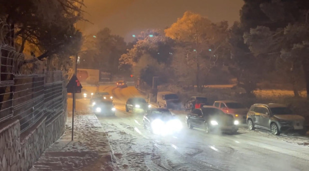 İSTANBULDA BAZI BÖLGELERDE KAR YAĞIŞI ETKİLİ OLUYOR