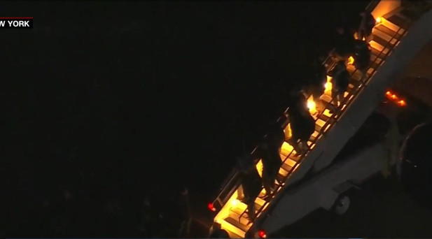 Maduro ve eşi uçaktan indi