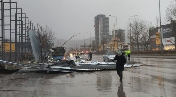 BAŞKENTTE FIRTINA HAYATI OLUMSUZ ETKİLEDİ