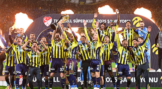 FENERBAHÇE KUPASINI KALDIRDI