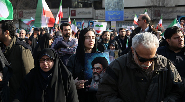 İranda yaşamını yitiren emniyet görevlileri törenle defnedildi