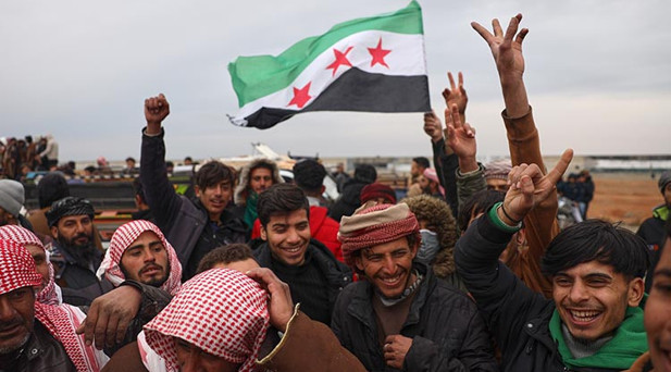 Suriyeliler, Fırat Nehrinin batısındaki bölgelerinin terörden arındırılmasını kutluyor