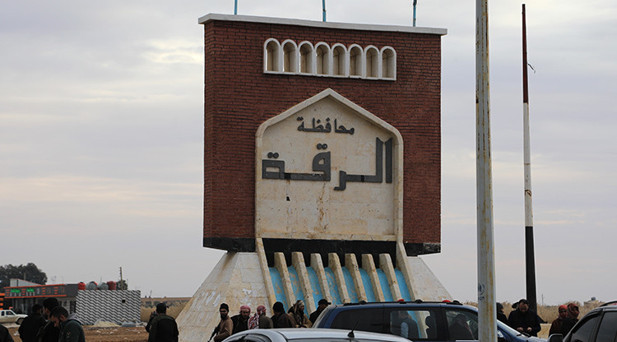 Fırat Nehrinin batısındaki Tabka çevresinde şiddetli çatışmalar yaşanıyor