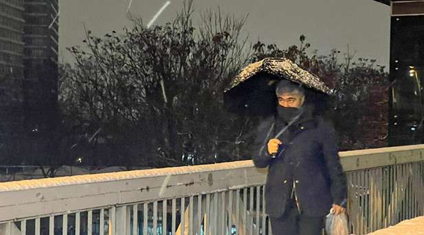 İSTANBULDA KAR YAĞIŞI ETKİLİ OLUYOR