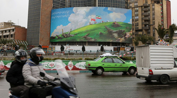 İran’da ABD karşıtı dev afiş asıldı