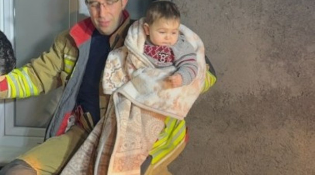 MANİSADA SELDE MAHSUR KALAN 11 KİŞİLİK AİLE KURTARILDI