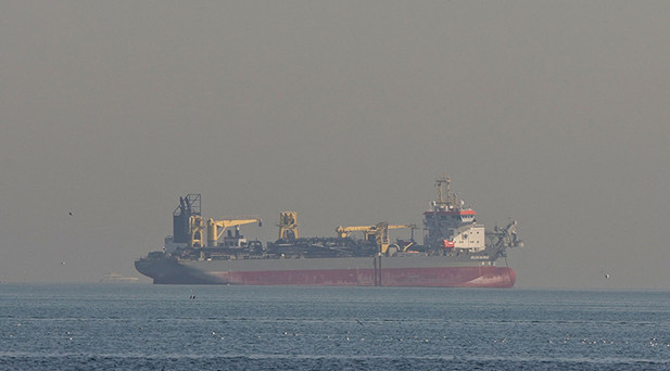 Umman açıklarında isabet alan petrol tankeri alevler içinde kaldı
