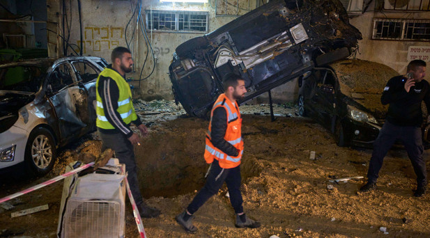 İsrailin orta kesimindeki kentlere şarapnel parçaları düştü