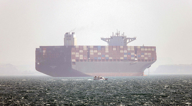 Maersk gemisi ABD refakatinde boğazdan geçti