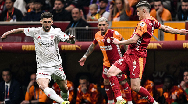 İLK YARI SONA ERDİ