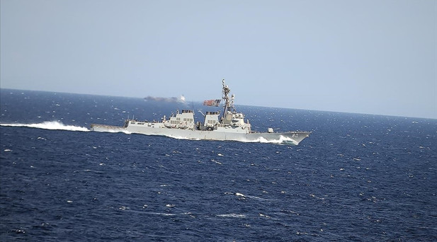 Umman Denizinde çatışma: ABD destroyerleri geri çekildi