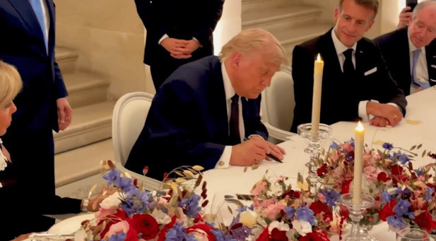 Beyaz Saray Trumpın imza görüntülerini yayınladı