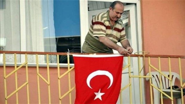 Bayrak asan dayı yine balkonda...