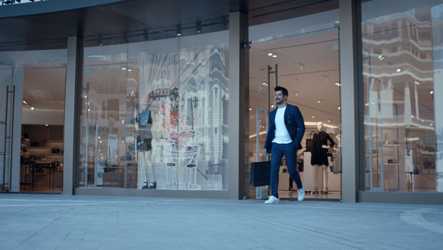 Burak Özçivit, hayranlarını İstanbul’u Emaar Square’de yaşamaya davet etti