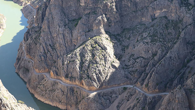Dünyanın en tehlikeli yolu... Yapımı 132 yıl sürdü
